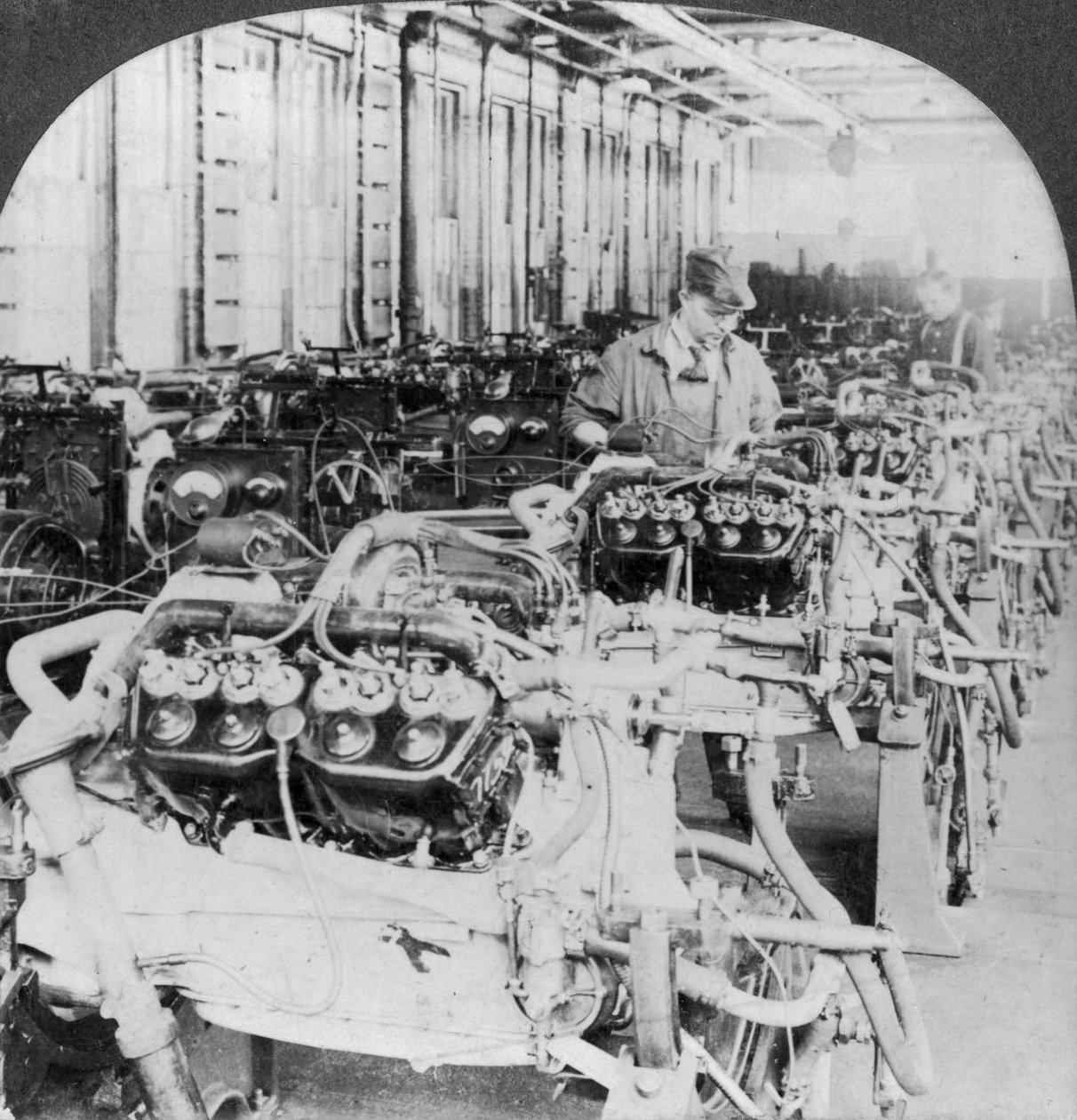 Motorok tesztelése egy autógyárban, Detroit, Michigan, USA, XX. század alkotó: Keystone View Company