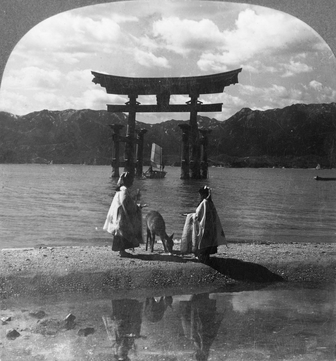 A messziről híres Miyajima Seagirt Torii. Furcsa kapu a híres sintó szentélyhez, Japán, 1905. alkotó: Keystone View Company