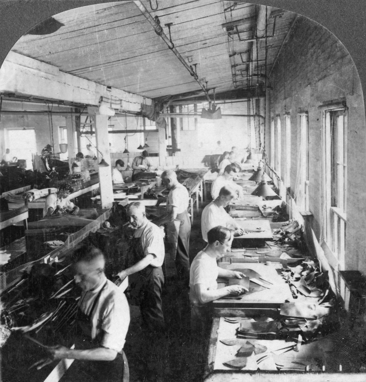 Munkások, akik bőrt vágnak cipőkhöz egy gyárban, Lynn, Massachusetts, USA, XX. század alkotó: Keystone View Company