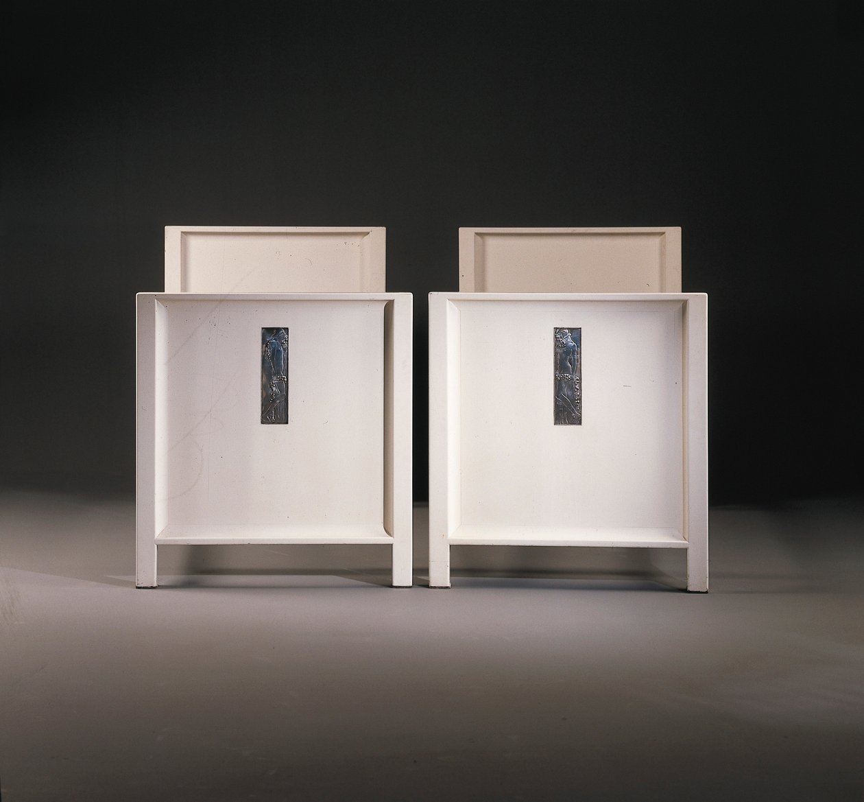 Egy pár Wiener Werkstatte egyszemélyes ágy, 1904 körül (festett fa) alkotó: Koloman Moser