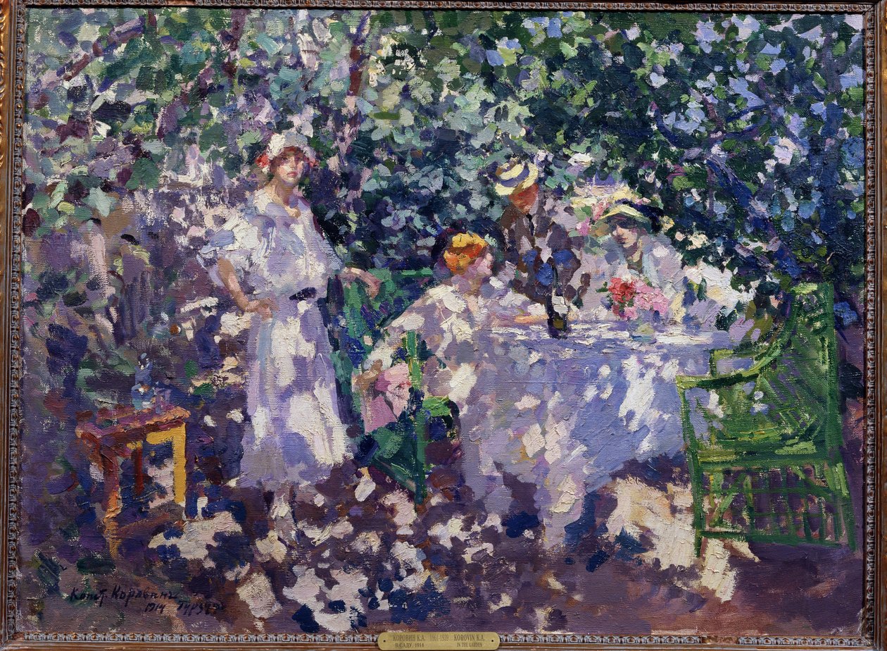 A kertben (In the Garden). A ligetben terített asztal, nyáron három fiatal nő és egy férfi, ülve, szalmakalapban, kihasználják az árnyékot. Konsztantyin Alekszejevics Korovin (Konsztantin Korovin) festménye (1861-1939), olaj alkotó: Konstantin Alekseevich Korovin