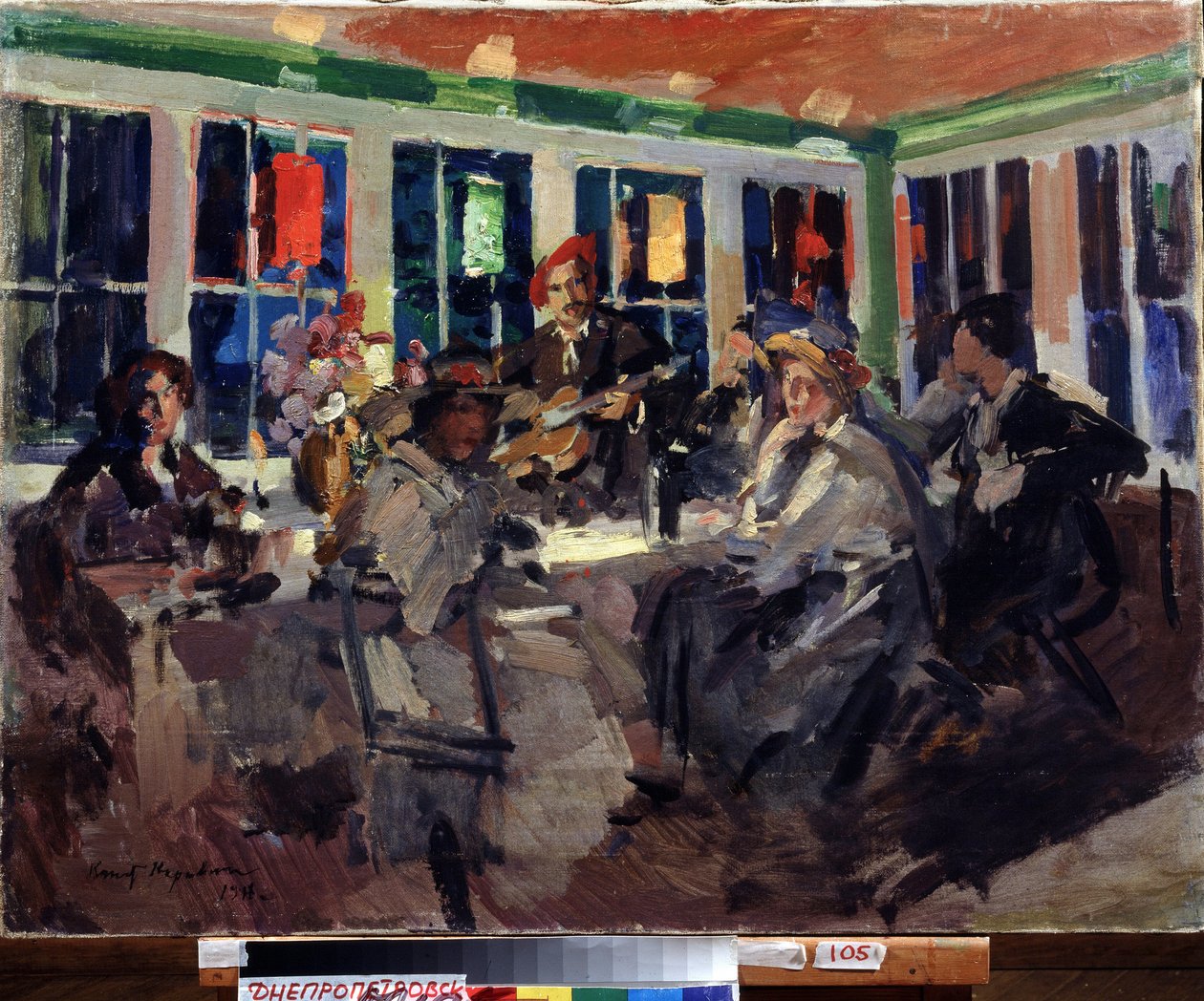 Egy kávézóban (In a Cafe). Nők ültek a színes lámpásokkal megvilágított öbölablak közelében, gitáros kíséretében. Konsztantyin Alekszejevics Korovin (Konsztantin Korovin) festménye (1861-1939), olaj, vászon alkotó: Konstantin Alekseevich Korovin