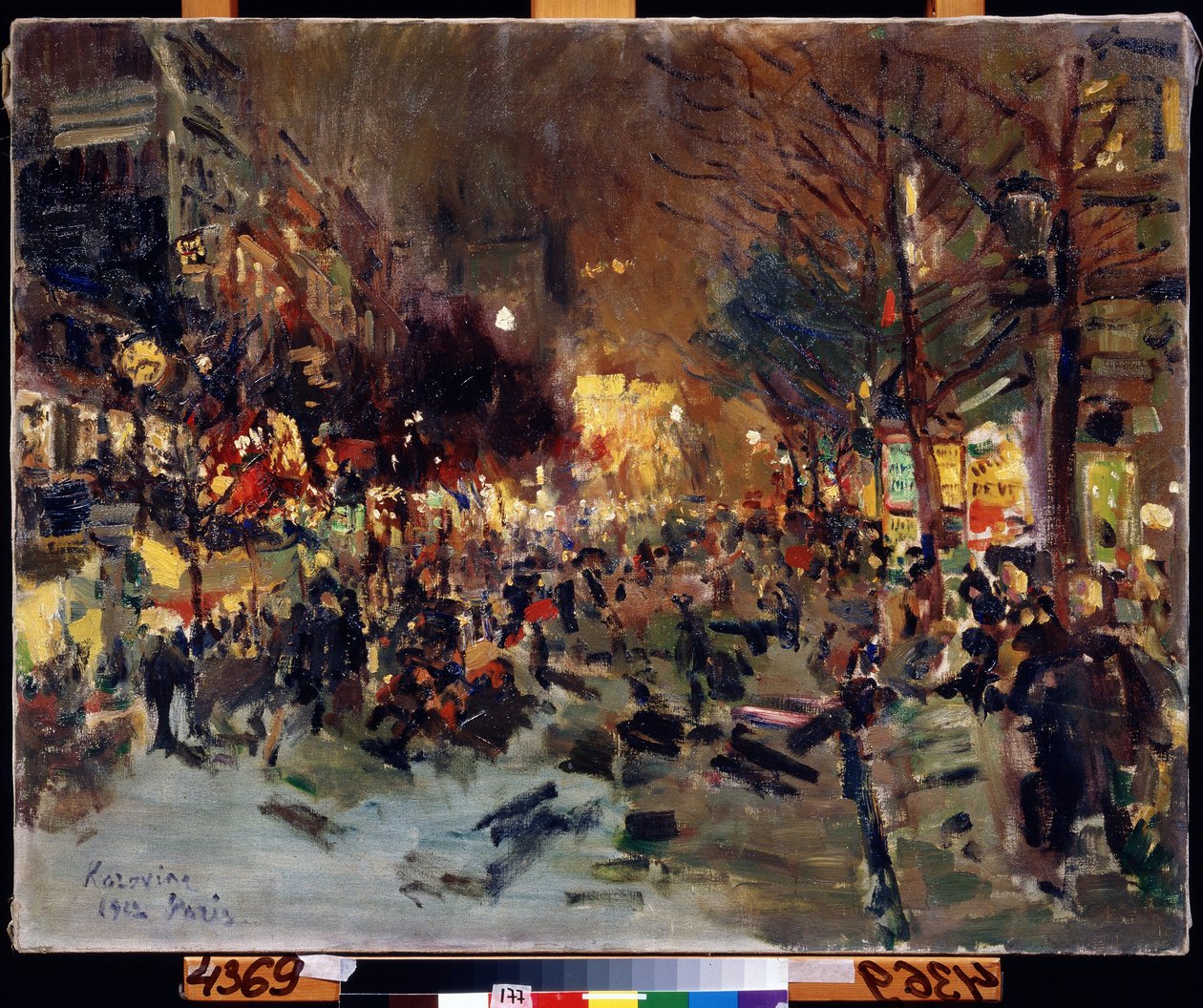 Grand Boulevard Párizsban (Boulevard in Paris). Kilátás a nyüzsgő utcára este. A jobb oldalon Morris oszlopok láthatók. Konsztantyin Alekszejevics Korovin (Konsztantin Korovin) festménye (1861-1939), olaj, vászon alkotó: Konstantin Alekseevich Korovin