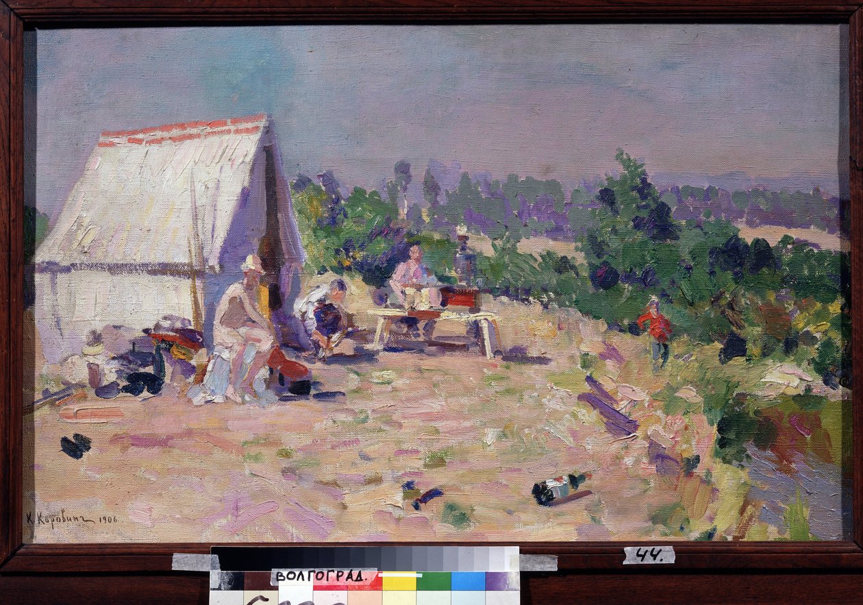 Piknik (piknik). (Pikniken). Családi élet színtere, a folyó partján sátor és néhány összecsukható bútor került napfénybe, egy szabadtéri ebédhez és egy pihenős naphoz. Néhány szemét szórta a földet. festése alkotó: Konstantin Alekseevich Korovin