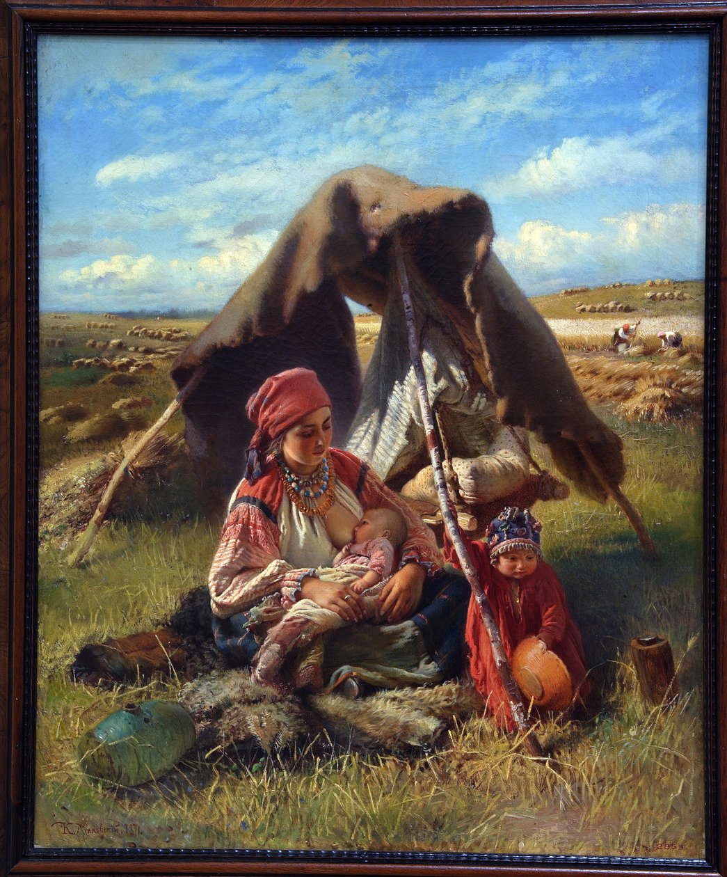 Arató. Az aratás alatt egy nő szoptatja újszülöttjét, miközben egy másik, alig idősebb gyermeket néz, a háttérben a parasztok dolgoznak a földeken. Konsztantyin Jegorovics Makovszkij (Konsztantin Makovszkij) festménye (1839-1915), alkotó: Konstantin Egorovich Makovsky