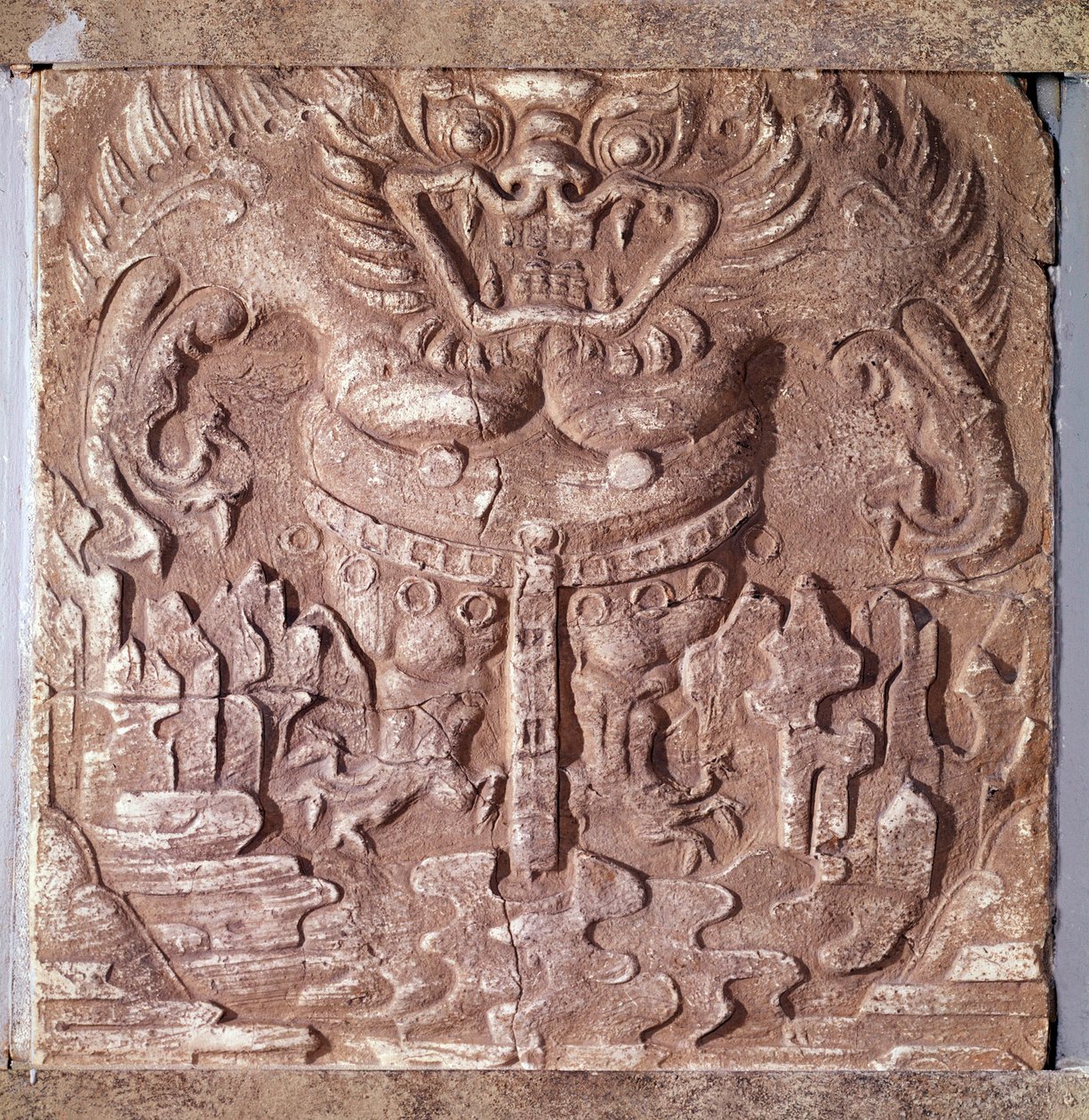 Művészet: szürke terrakotta tégla, amely egy szörnyeteget ábrázol. Paekche Királyság (vagy Paikchei vagy Baekje), Korea. 7. század. Koreai Nemzeti Múzeum alkotó: Korean School