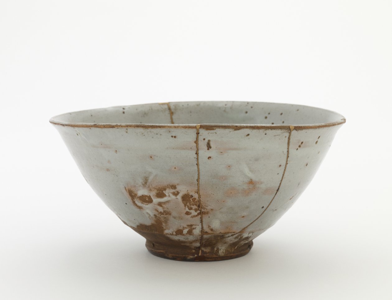 Tál, 16. század vége – 17. század eleje (porcelán áttetsző mázzal, arany és vörös lakk javítással) alkotó: Korean School
