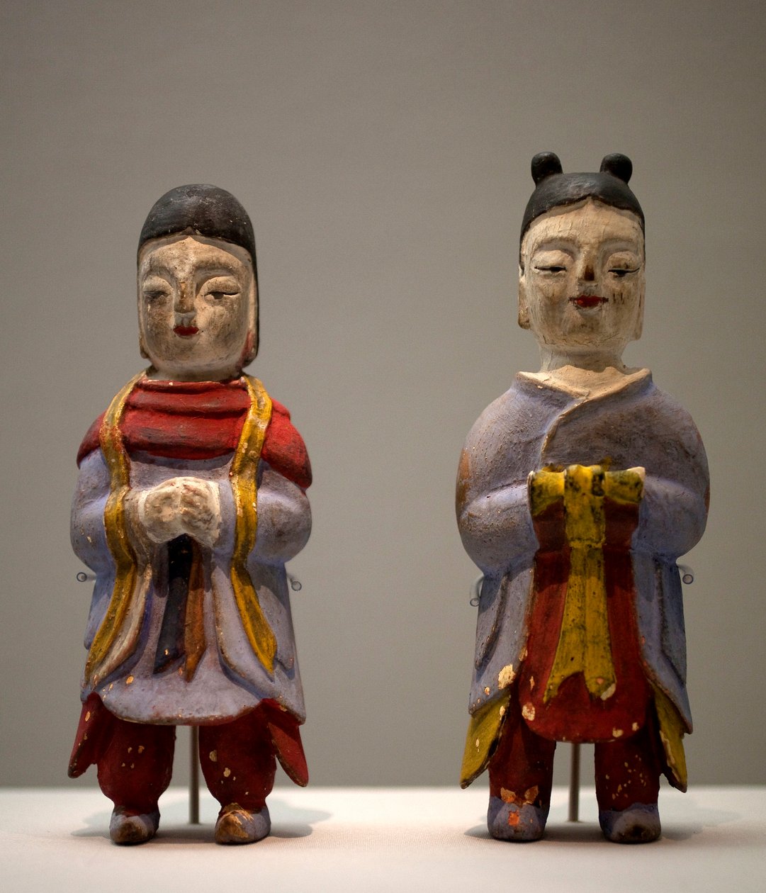 Figurák sámánjelmezben. Polikróm fa szobrocskák, art coreen alkotó: Korean School