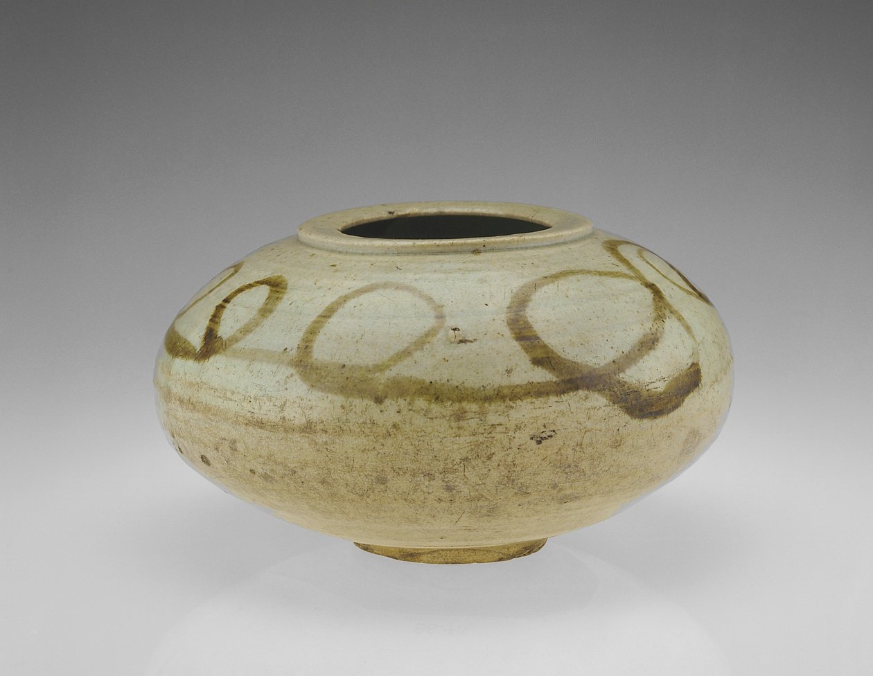 Sárkány mintájú tégely, Hwanghaedo tartomány, Choson-korszak, 17. század második fele (porcelán vasdíszítéssel átlátszó máz alatt) alkotó: Korean School