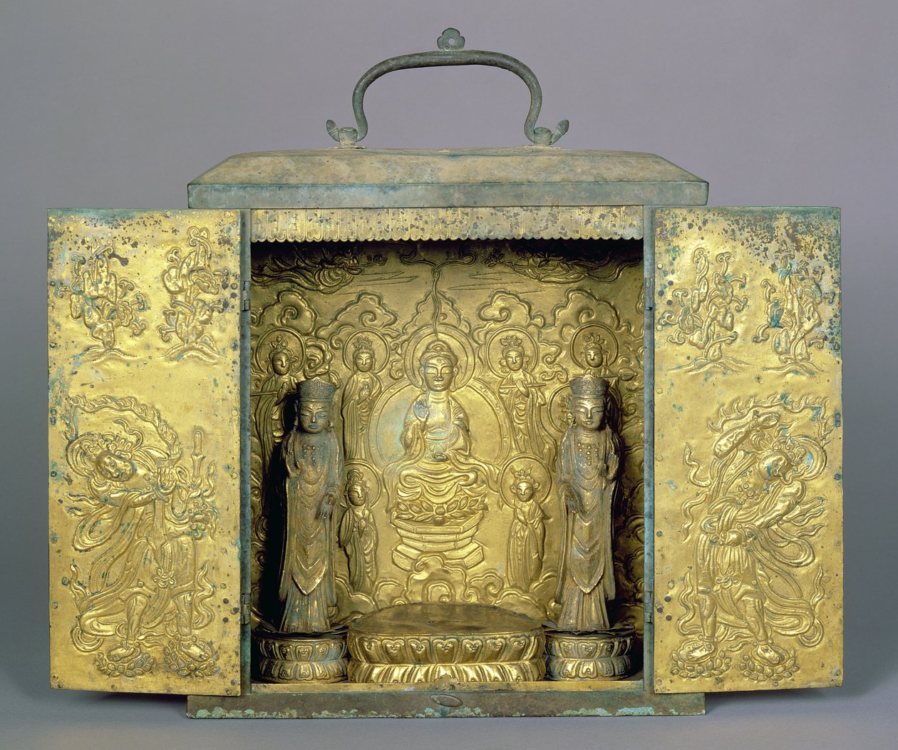 Hordozható buddhista szentély két álló bodhiszattvával, egy buddhista triáddal és védőfigurával, a Koryo-dinasztia (aranyozott bronz bekarcolt és repouse díszítéssel) alkotó: Korean School