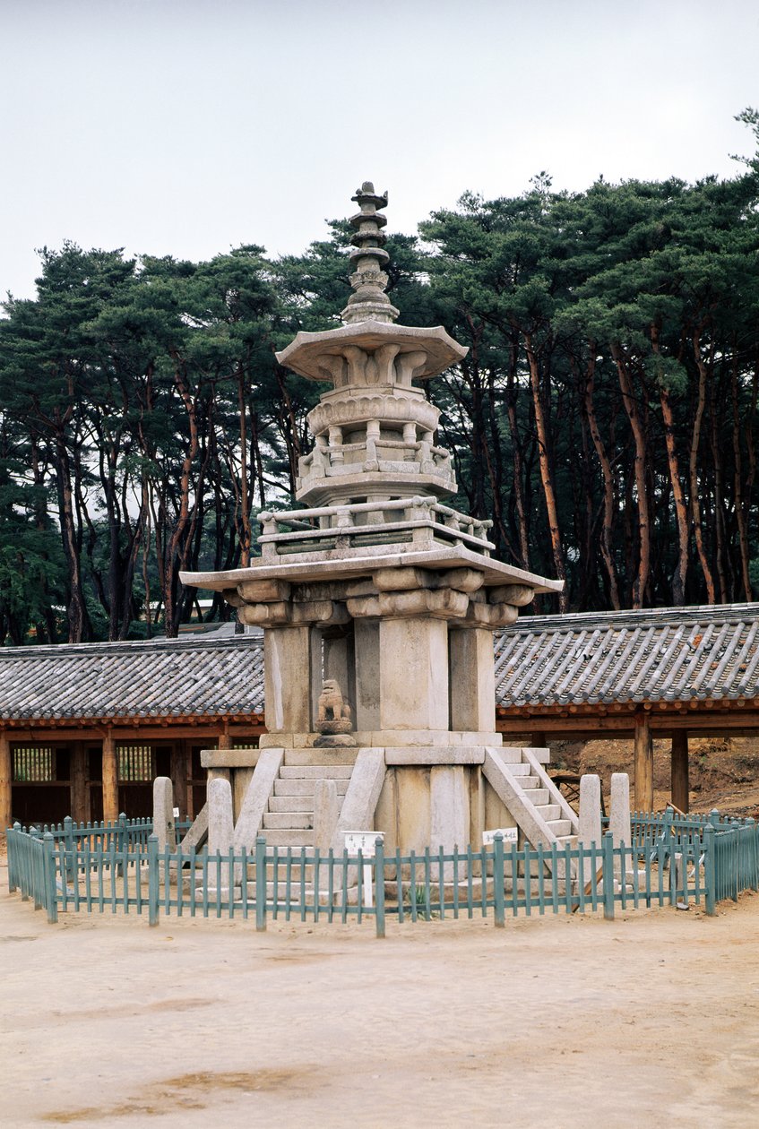 Tabo-tap (Prabhutaratna pagoda), a Pulkuk-sa templomegyüttes része, először 528-ban építették, 751-ben bővítették, majd az 1612-59-es tűzvész után újjáépítették. alkotó: Korean School