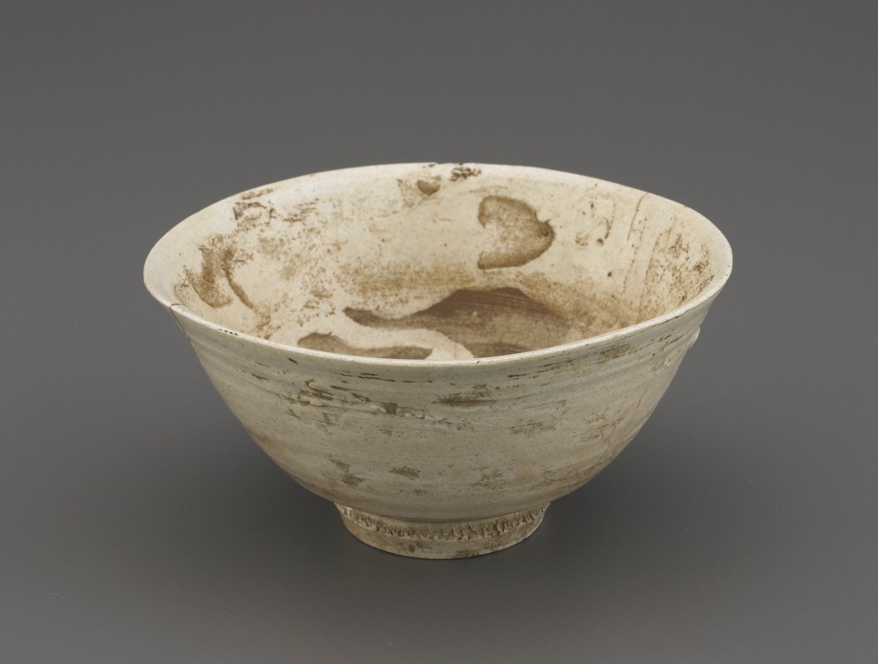 Teástál (koraijawan), 16. század második fele (porcelán átlátszó mázzal, aranylakk javítás) alkotó: Korean School