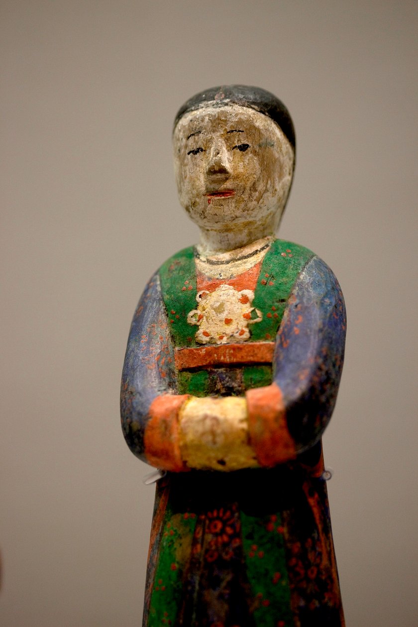 Sír dekoratív alakja. Polikróm faragott fa, késő Joseon (Choson) korszak alkotó: Korean School