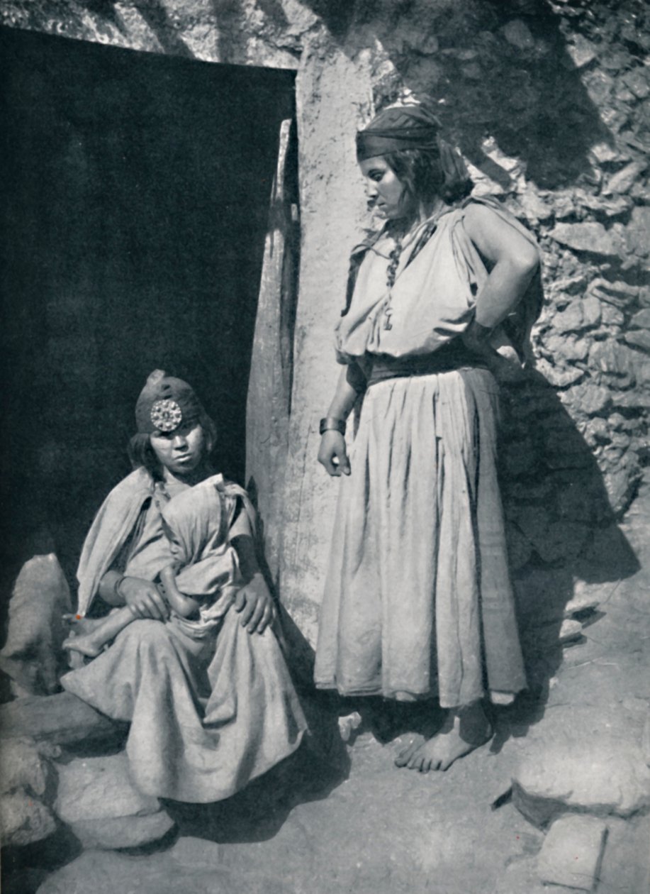 Kabil nők a Földközi-tenger partja melletti lakásuk ajtajában, Algéria, 1912. alkotó: Kuhn