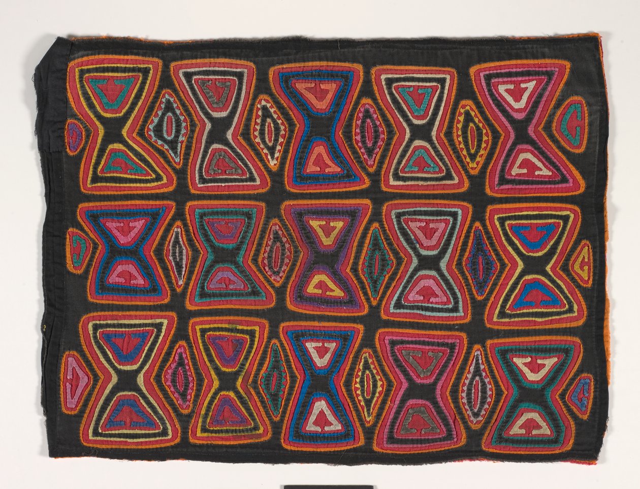 Ing panel (mola) (ratasztott pamut) alkotó: Kuna Indian Culture