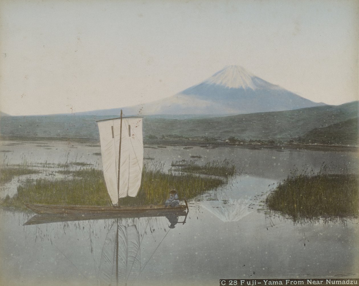 Fuji-Yama Numadzu mellől, 1890 körül (albuminos ezüstnyomatok alkalmazott színnel) alkotó: Kusakabe Kimbei