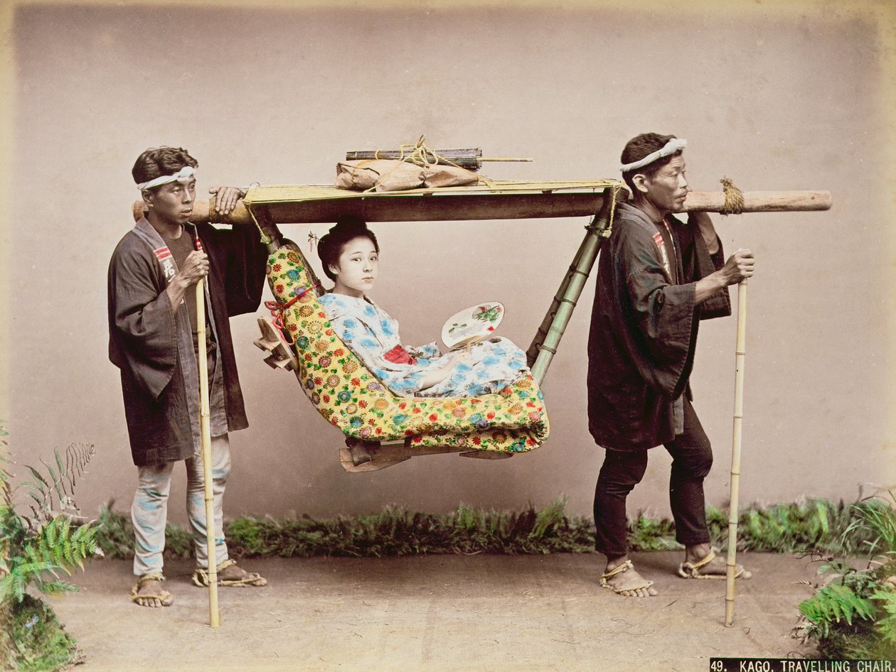 Japán gésa, akit alomban visznek (kézzel színezett albumin nyomat kartonra) alkotó: Kusakabe Kimbei