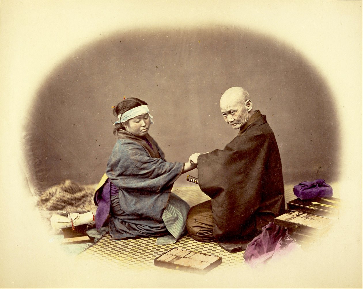 Japán orvos és páciense, 1890 körül (kézzel színezett albuminnyomat) alkotó: Kusakabe Kimbei