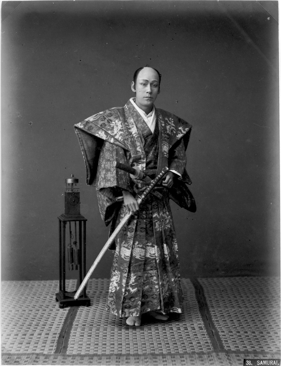 Szamuráj harcos, 1880-as évek (kézzel színezett albumin nyomat) alkotó: Kusakabe Kimbei