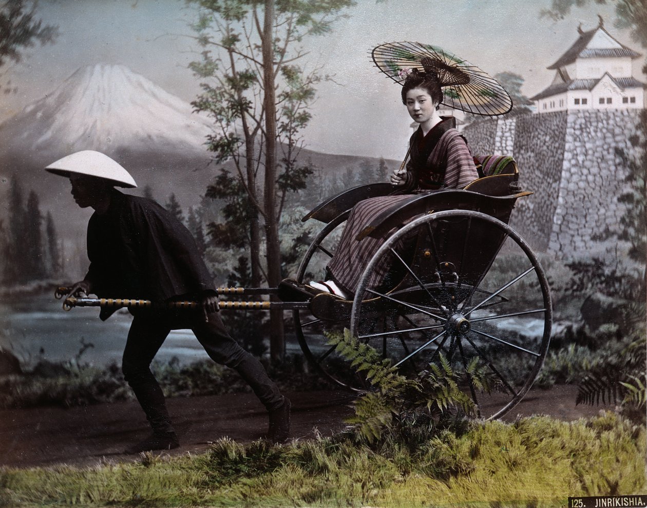 Fiatal japán nő riksában, 1890 körül (színes fotó) alkotó: Kusakabe Kimbei