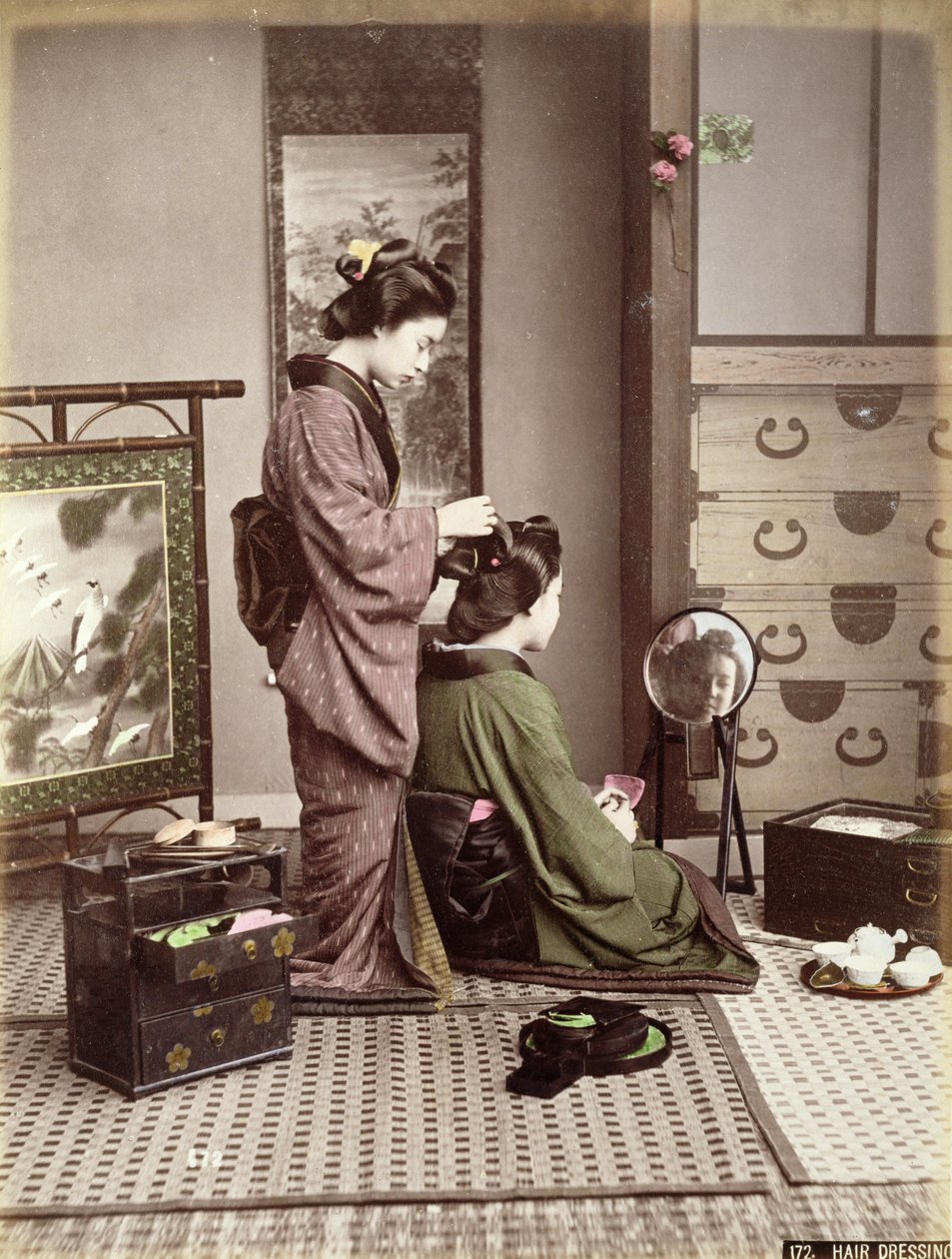 Fodrászat, Japán, 1880 körül (kézzel színezett albumin nyomat a kártyán) alkotó: Kusakabe Kimbei