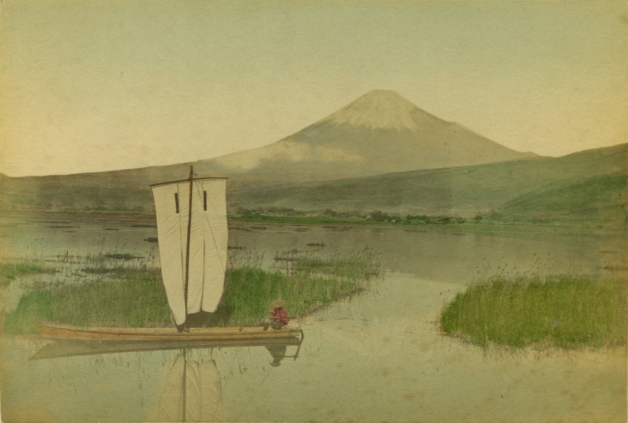 Japán: Fuji-Yama (Fuji Yama) egy vitorlás az előtérben a Hokome-tavon alkotó: Kusakabe Kimbei