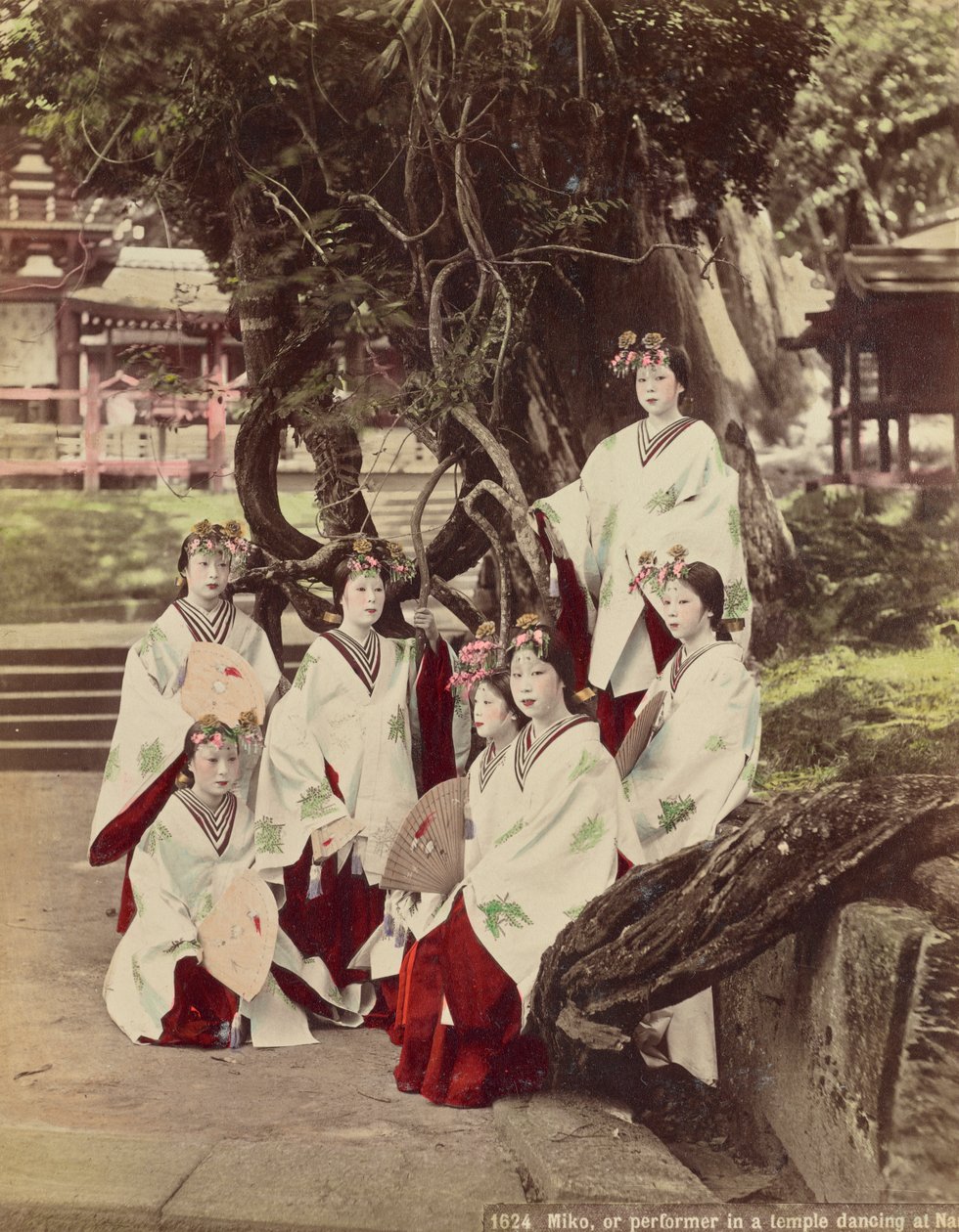 Miko, avagy Performing in A Temple Dancing at Nara, 1890 körül alkotó: Kusakabe Kimbei