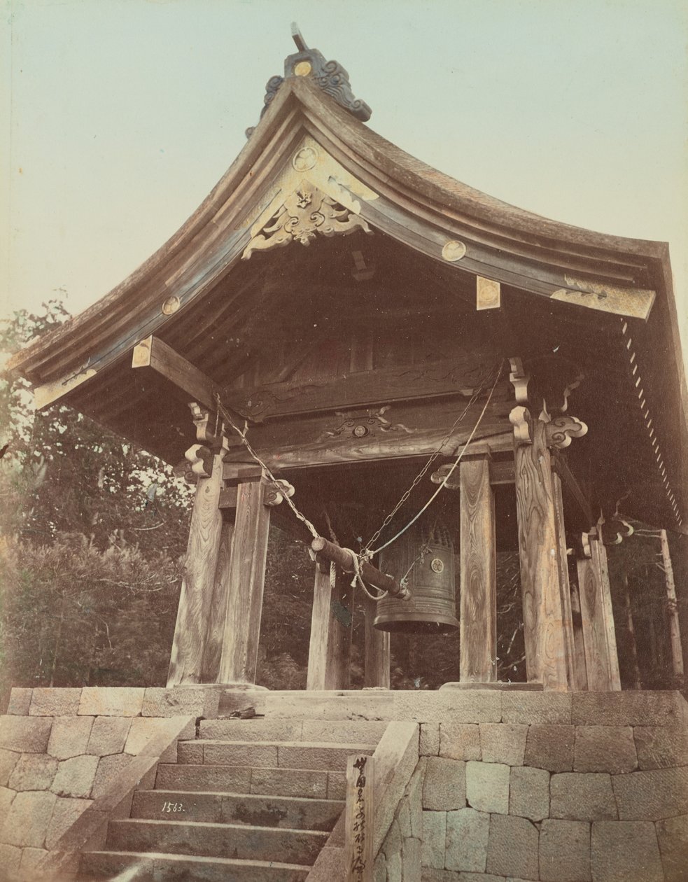 Sambutsude Bell, Nikko alkotó: Kusakabe Kimbei