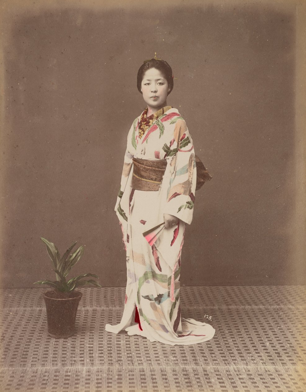 [Nő cserepes növénnyel] alkotó: Kusakabe Kimbei