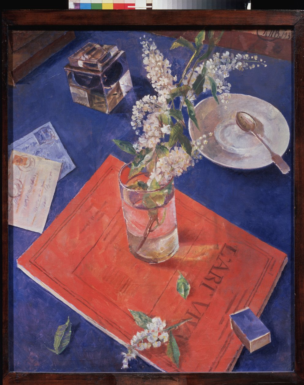 Cseresznye ág egy pohárban. A pohár víz alatt egy piros jegyzetfüzet "Élő művészet" címmel. Kuzma Szergejevics Petrov Vodkin (Petrov-Vodkin) festménye (Kouzma Petrov Vodkin) (Petrov-Vodkin) (1878-1939), olaj, vászon alkotó: Kuzma Sergeevich Petrov Vodkin