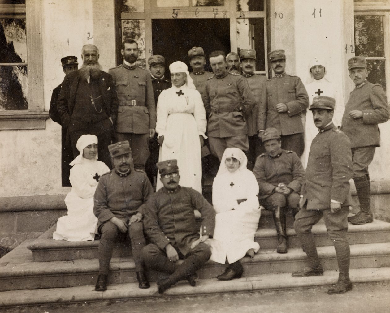 Album az első világháborúról Friuli-Venezia Giuliában: csoportos portré tisztekkel és Vöröskeresztes nővérekkel a máltai lovagok látogatása során a Villa Brazzàban, ahol a Soleschiano Manzano-i hadikórház 17-e található, 1915.11.25. fekete-fehér fotó) alkotó: L. Verdiani