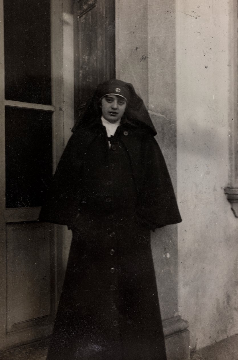 Album az első világháborúról Friuli-Venezia Giuliában: Elena Bianconcini vöröskeresztes nővér portréja a Villa Brazzàban, ahol a Soleschiano Manzano-i hadikórház 17-e található (f/w fotó) alkotó: L. Verdiani