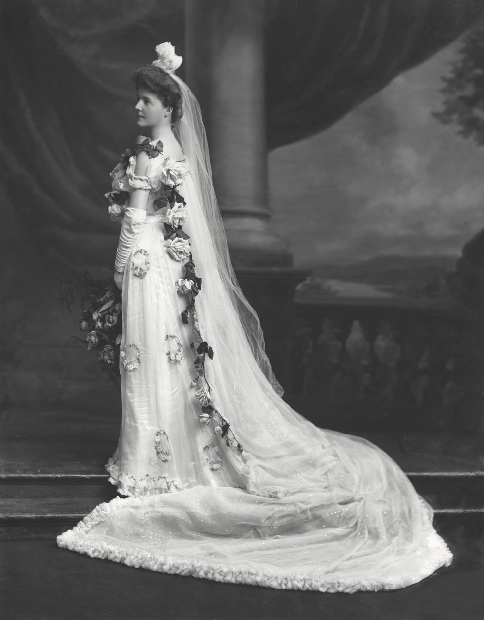 Miss Sheila Cooper, az udvari bemutató alkalmából fényképezett alkotó: Lafayette Studio
