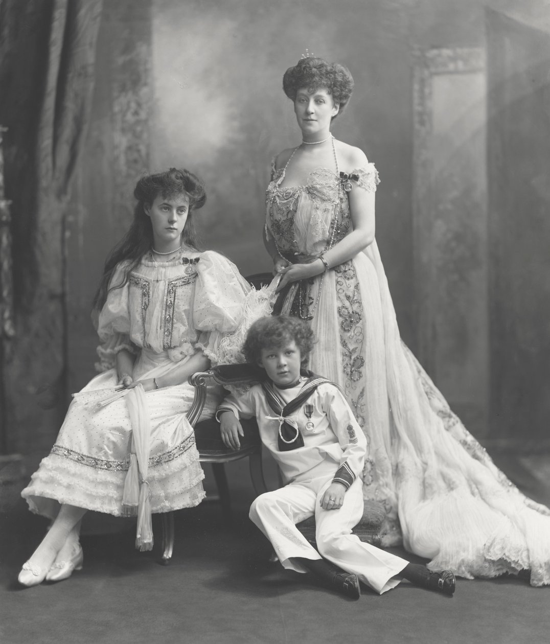 Knollys vikomtné és gyermekei VII. Edward király koronázási érmeinek átvétele alkalmából fényképezve, 1902 alkotó: Lafayette Studio