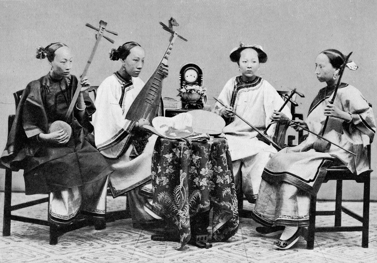 Női zenészek hagyományos kínai hangszerekkel Hongkongban, 1885 körül (fekete-fehér fotó) alkotó: Lai Afong