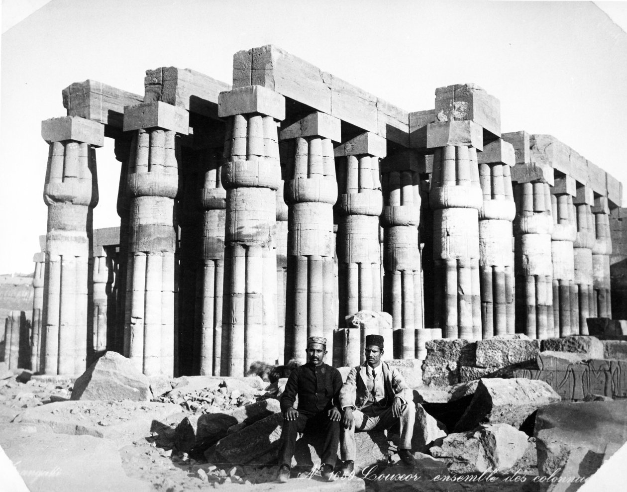 Kilátás az Amenhotep III udvar oszlopcsarnokára Luxorban, 1880 körül alkotó: Langaki