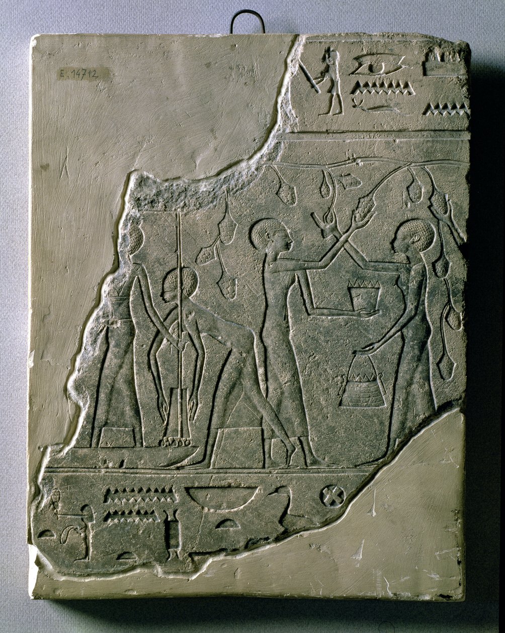 Szőlőt gyűjtögető papnők domborműve, 26-30. dinasztia alkotó: Late Period Egyptian