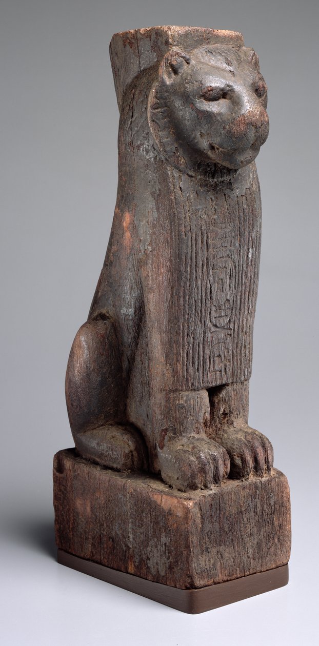 Oroszlán ül az Aspelta királyra írt talapzaton, Szudánból, Napatan-korszak, Kr.e. 590 körül (fa) alkotó: Late Period Egyptian