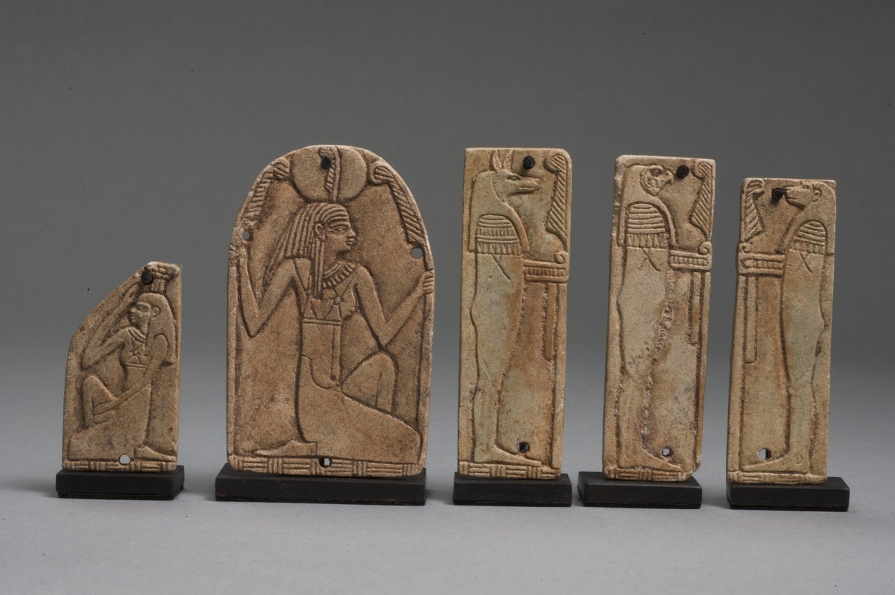 Maat, Nephthys és Hórusz fiainak emléktáblái, késő dinasztikus korszak (fajansz) (lásd még: 325656, 325657 és 325658) alkotó: Late Period Egyptian