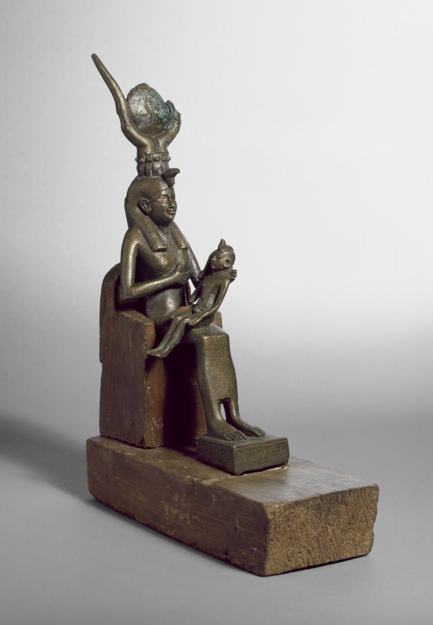 A Hórusz gyermeket szoptató Ízisz fogadalmi szobra, amelyet Szakkarában találtak az eredeti fából készült trónussal és talppal (bronz) alkotó: Late Period Egyptian