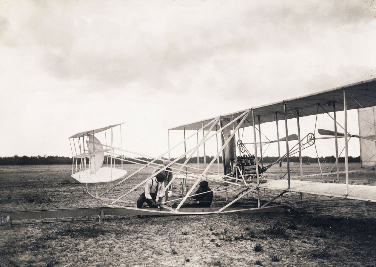 Leon Bollee a Wright fivérek gépén dolgozik, 1909 körül alkotó: Leon Bollee