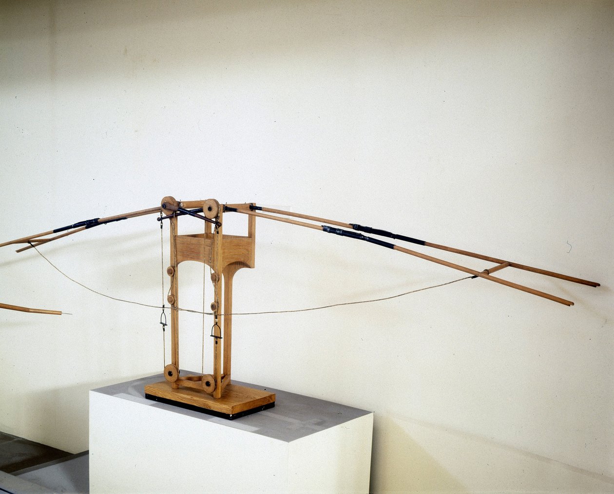 Gép szárnyas szárnyas repüléshez, modell Leonardo da Vinci (Leonardo da Vinci) rajza szerint. Tudományos és Technológiai Múzeum, Milánó. alkotó: Leonardo da (after) Vinci