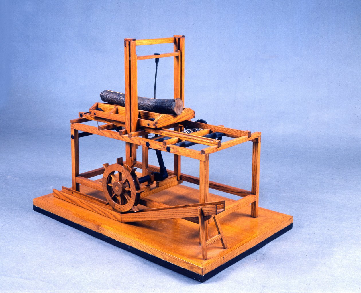 Fogaskerekekkel és vízzel működtetett hidraulikus fűrész fa modellje (modellje). Leonardo da Vinci (Leonard de Vinci) (1452-1519) rajza alapján készült. Tudományos és Technológiai Múzeum, Milánó. alkotó: Leonardo da (after) Vinci