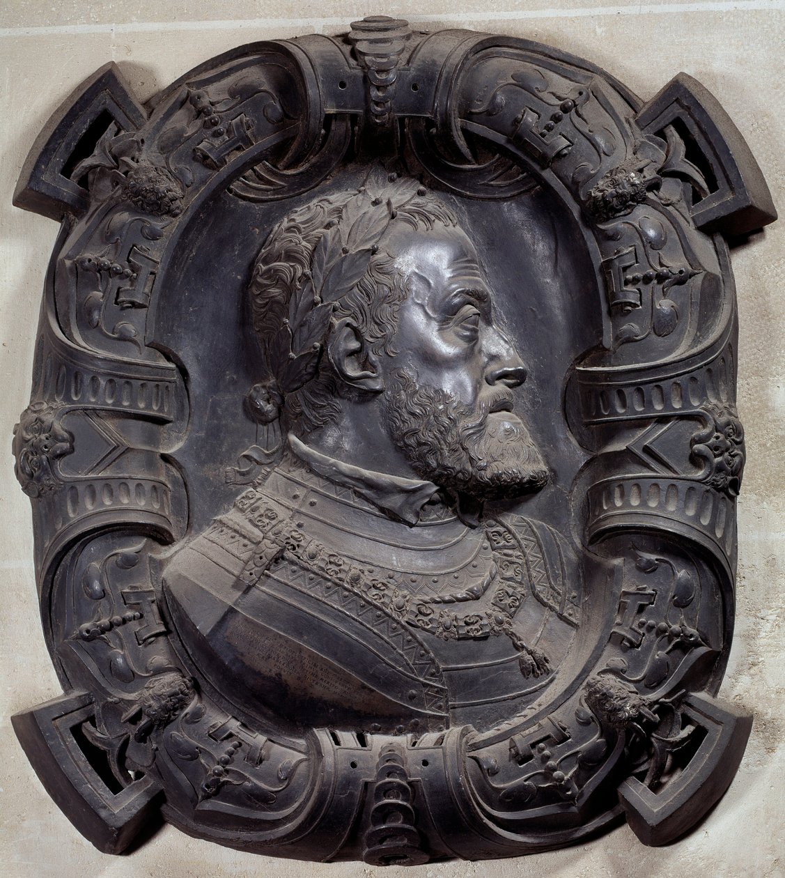 V. Károly császár (1500-1558) profilportréja”” Leone Leoni (1509-1590) faragott bronzdomborműve. Párizs, Louvre Múzeum alkotó: Leone Leoni