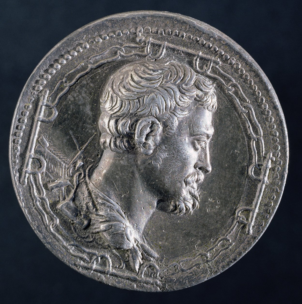 Andrea Doria medalion hátoldala, amely a művészt egy elítélt láncaival körülvéve, háttérben gályával ábrázolja, 1541 körül (ezüst) (előlapon lásd: 122337) alkotó: Leone Leoni