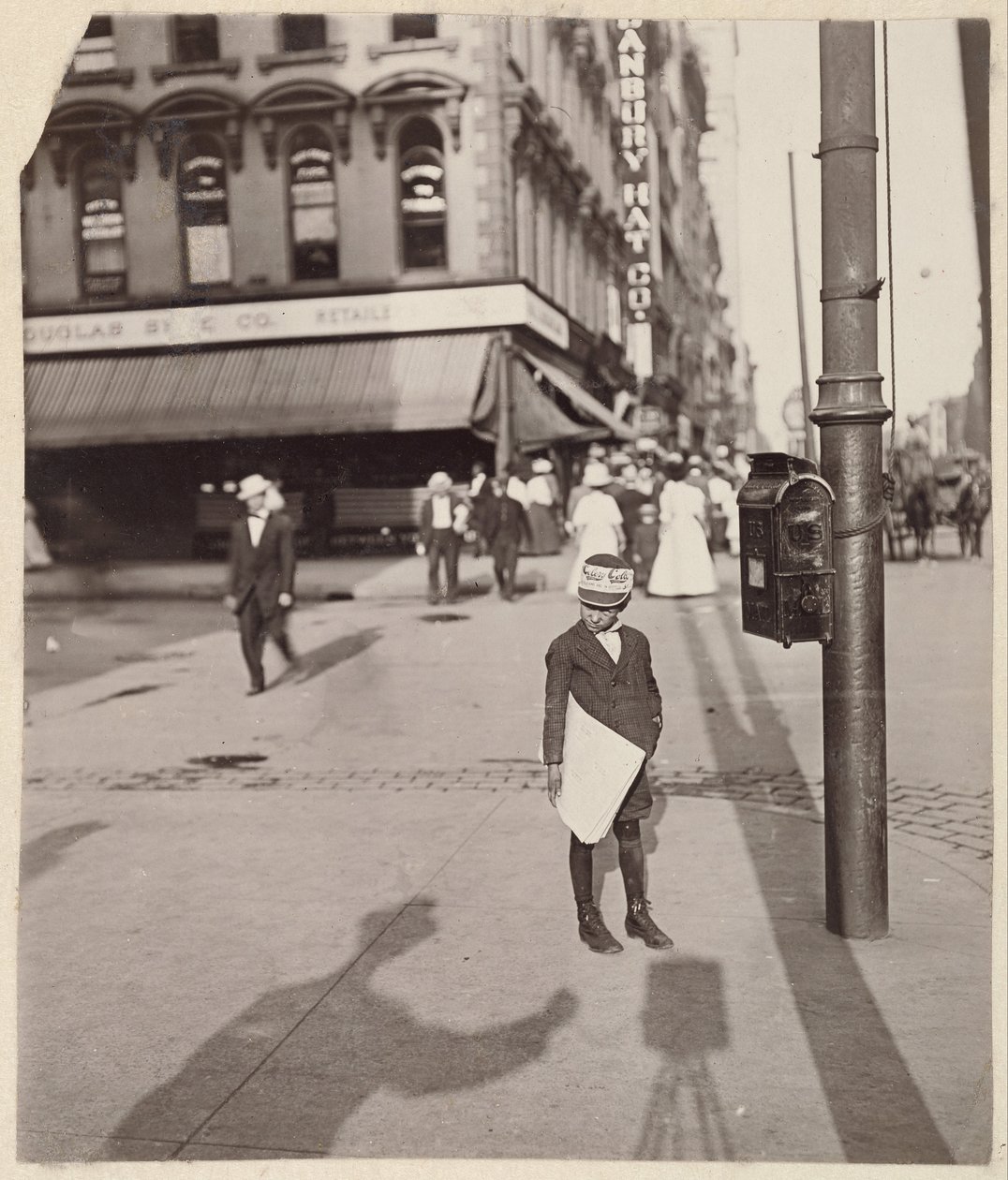 Önarckép Newsboy-val alkotó: Lewis Wickes Hine