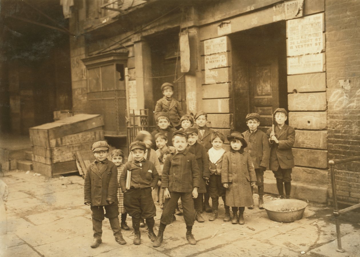 Gyerekek a mozi előtt éjjel, 1910 alkotó: Lewis Wickes Hine
