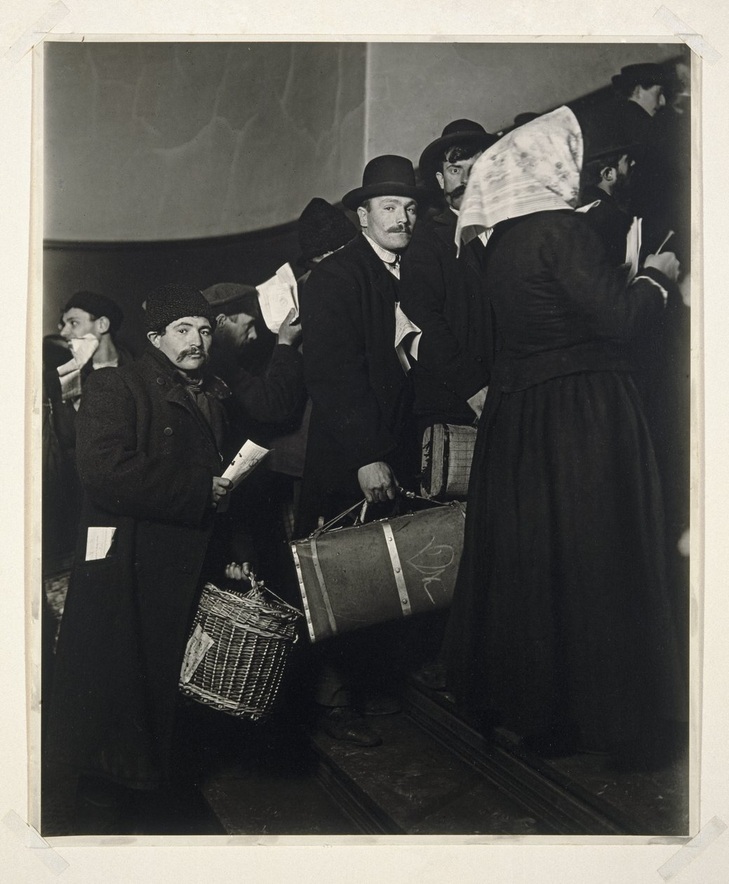 Mászás az Ígéret Földjére, Ellis Island, 1908 (zselatin ezüst fotó) alkotó: Lewis Wickes Hine