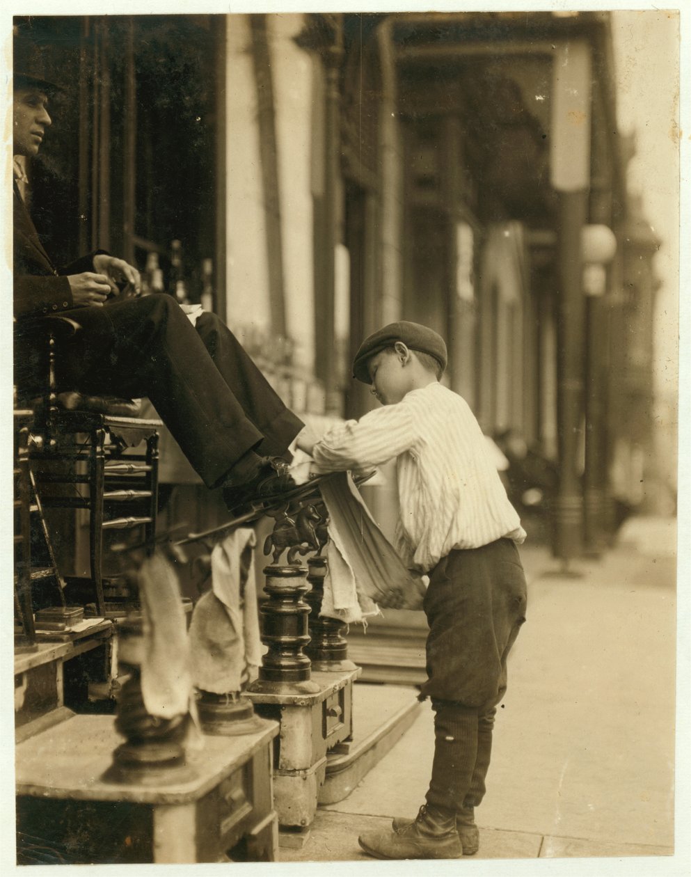 Michael Mero, 2 West 4th St. Bootblack, 12 éves, egy évig saját elhatározásból dolgozik. Ne dohányozzon. 11 óra után ki. május 21-én. Általában napi 6 órát dolgozik. Helyszín: Wilmington, Delaware. alkotó: Lewis Wickes Hine