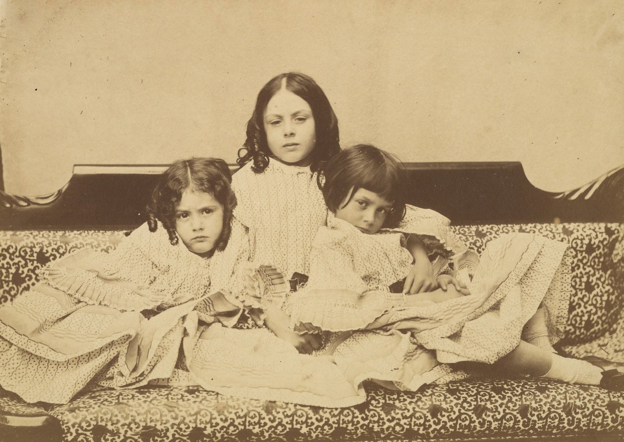 Edith, Ina és Alice Liddell a kanapén, 1858 nyara. alkotó: Lewis Carroll